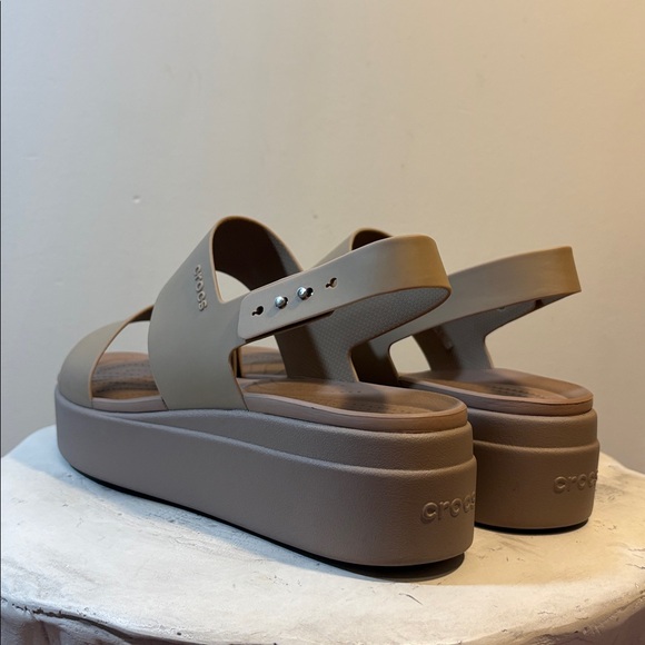Latte/Mushroom Taupe Brown Crocs Women's Brooklyn Low Wedge Platform Sandals, 11 - Picture 3 of 11